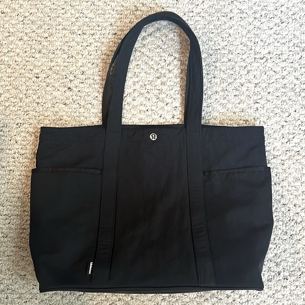 Excellent used condition Lululemon daily multi pocket tote 20 L